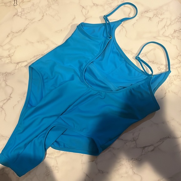 NWT Women's Ultra High Leg Extra Cheeky
Scoop Back One Piece Swimsuit (M) - Picture 6 of 6